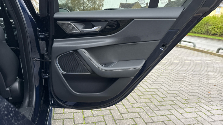 Jaguar XE 2.0 D200 R-Dynamic SE Black 4dr Auto Diesel Saloon